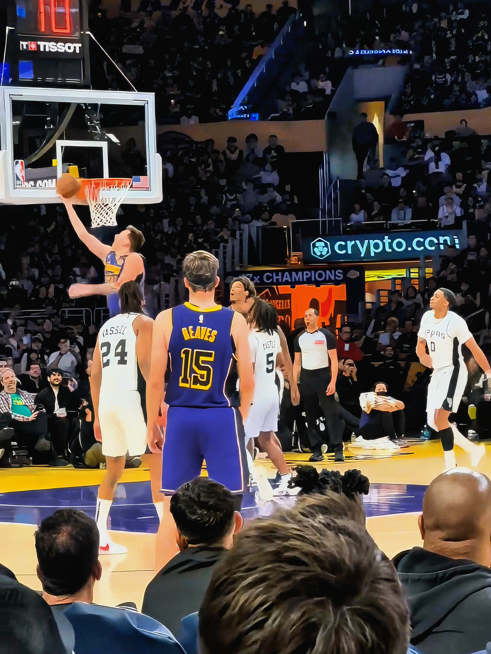 爱游戏-东契奇回归赛场,大胜首场状态亮眼,快船观众沸腾!的简单介绍